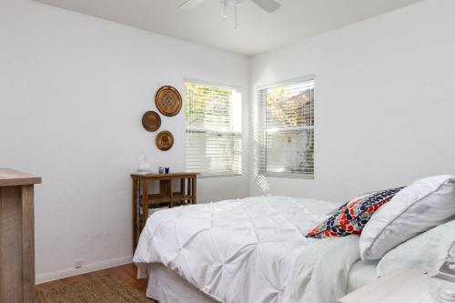 Stylish Ventura Home with Mtn Views 1 Mi to Beach! - image 12