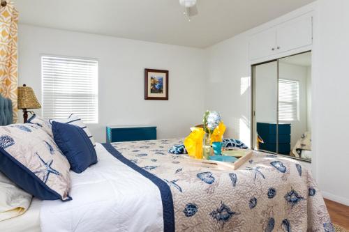 Stylish Ventura Home with Mtn Views 1 Mi to Beach! - image 9