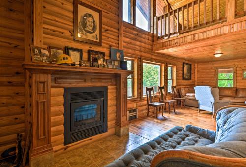 B&B Fairland - Pastoral Log Cabin with Trails about 1 Mi to Grand Lake - Bed and Breakfast Fairland