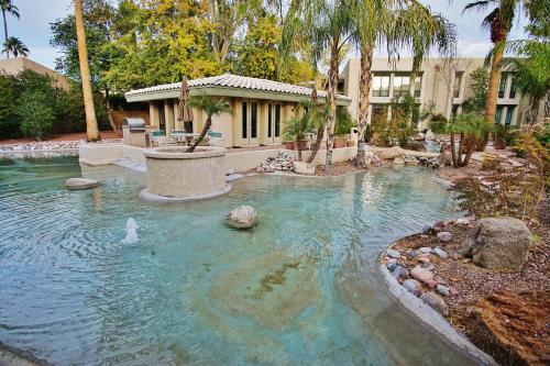 Phoenix Abode with Pool Access Walk to Fashion Park near ริคลี่ย์แมนชั่น