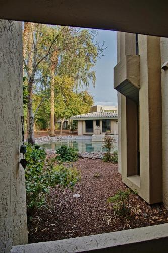 Phoenix Abode with Pool Access Walk to Fashion Park near ริคลี่ย์แมนชั่น