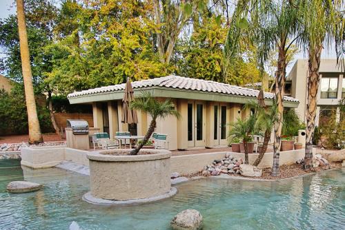 Phoenix Abode with Pool Access Walk to Fashion Park near ริคลี่ย์แมนชั่น