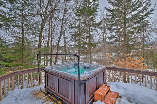 West Dover Vacation Rental w/ Hot Tub Near Mt Snow in Dover (VT)