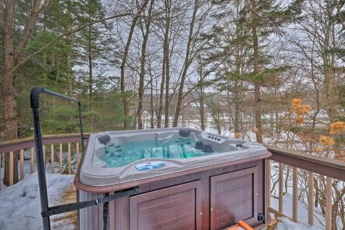 West Dover Vacation Rental w/ Hot Tub Near Mt Snow in Dover (VT)