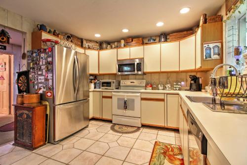 West Dover Vacation Rental w/ Hot Tub Near Mt Snow in Dover (VT)