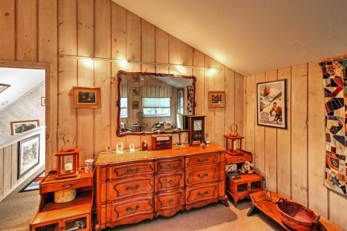 West Dover Vacation Rental w/ Hot Tub Near Mt Snow in Dover (VT)