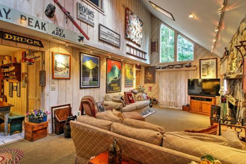 West Dover Vacation Rental w/ Hot Tub Near Mt Snow in Dover (VT)