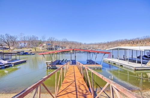 B&B Camdenton - Waterfront Lake of the Ozarks Cabin with Boat Dock! - Bed and Breakfast Camdenton