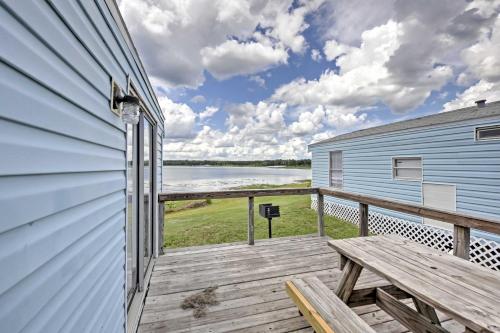 Quaint Silver Springs Cabin with Direct Lake Access!