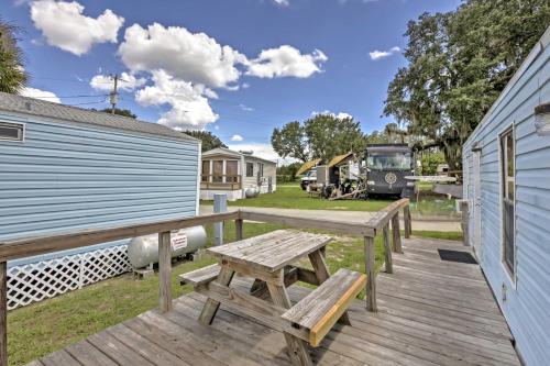 Quaint Silver Springs Cabin with Direct Lake Access!