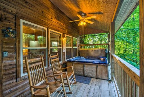 B&B Bryson City - Cabin with Hot Tub - Near Nantahala Outdoor Center! - Bed and Breakfast Bryson City