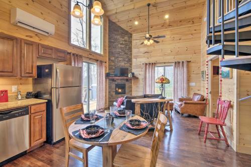 Scenic Cabin with Hot Tub - 6 Mi to Polar Express! in Bryson City, USA