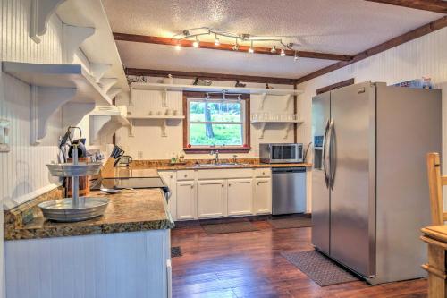 Mallards Rest Waterfront Hot Springs Home! - image 7