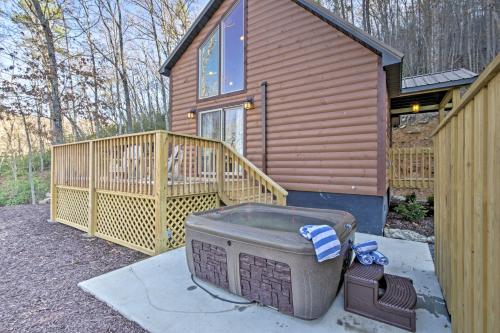 Hot Tub and Views Charming Bryson City Cabin! Hot Tub and Views Charming Bryson City Cabin!