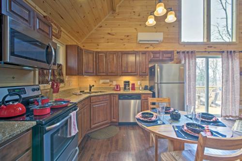 Scenic Cabin with Hot Tub - 6 Mi to Polar Express! in Bryson City, USA