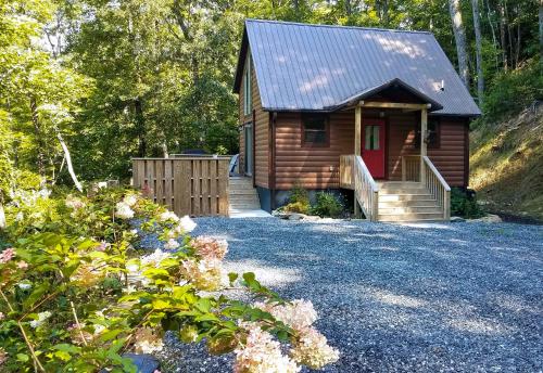 Scenic Cabin with Hot Tub - 15 Mins to Bryson City!