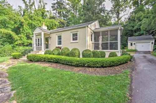 Le Canard Cottage with Porch 10 Mi to Asheville! - Arden