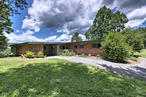 Stair-Free Lexington Home with Blue Ridge Mtn Views! in Lexington, USA