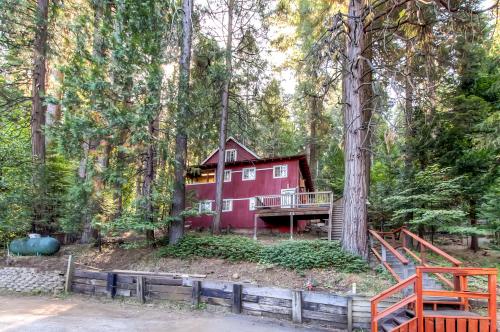 Casa Roja Cabin with Loft about 5 Minute Walk to Lake!