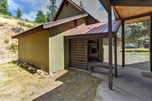 Romantic Riverfront Cottage - 1 Mile to Winthrop! - image 8