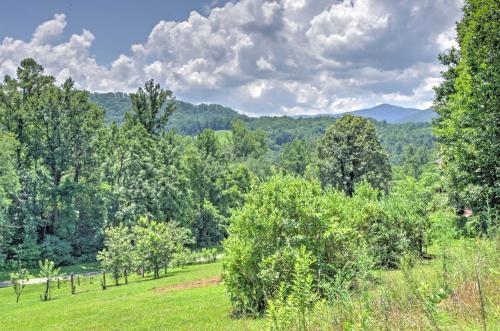 Charming Fox Den Cabin in Whittier with Hot Tub! - image 14