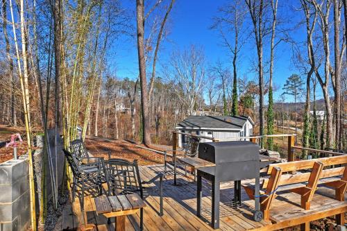 Paradise Cove Cabin with Boathouse and Dock in Guntersville, USA