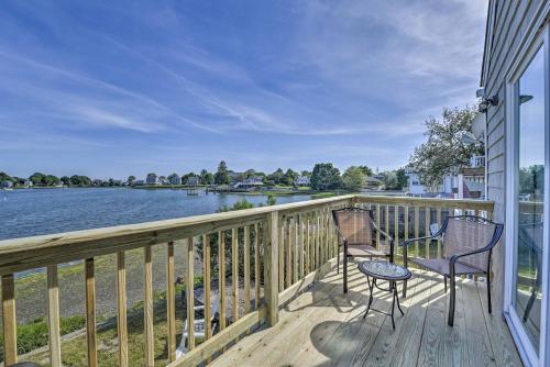 Waterside Portsmouth Home with Deck, 11 Mi to Newport in Portsmouth (RI)