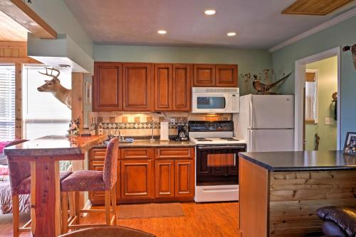 Paradise Cove Cabin with Boathouse and Dock in กันเตอร์สวิลล์ (AL)