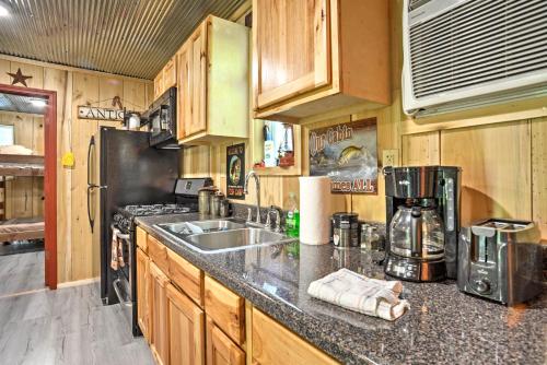 Kentucky Cabin with 2 Fishing Ponds and Trail Access in New Concord, USA