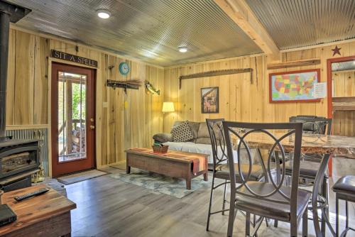 Kentucky Cabin with 2 Fishing Ponds and Trail Access in New Concord, USA