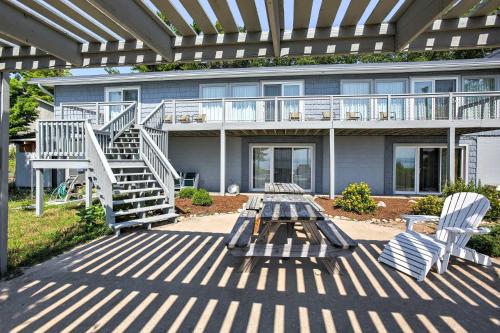 Cedarshore Cottage 5BR Beachfront Northport Home - image 8