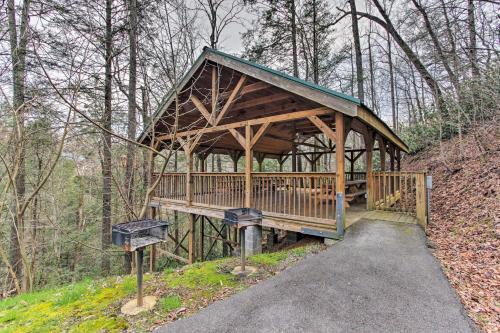 Two Hearts Gatlinburg Cabin with Hot Tub Amenities - main image
