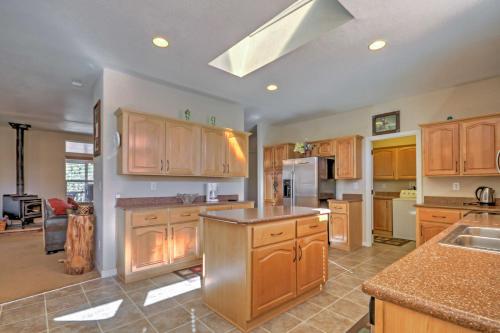 Beautiful Kanab Home with Yard - Walk to Restaurants