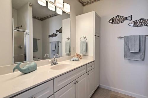 Elegant Coastal Resort Condo Minutes to Beaches! - image 25