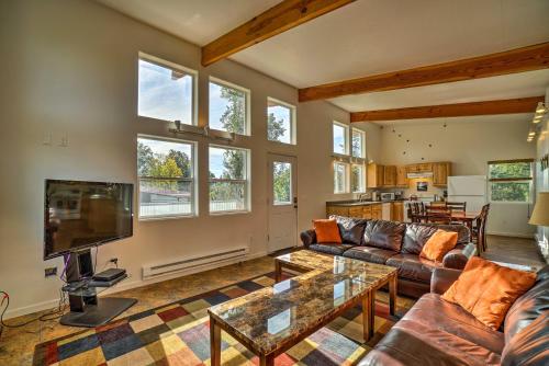 Secluded Getaway w/ Deck, Steps to Fritz Creek!, Хомер