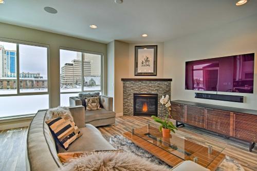 Modern Anchorage Townhome - By Delaney Park Strip! - image 2