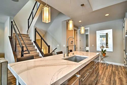 Modern Anchorage Townhome - By Delaney Park Strip! - image 14