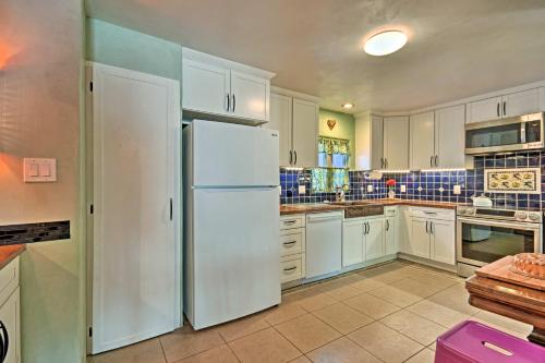 Cozy Blue Adobe with Steam Room 2 Mi from Taos! in El Prado, USA