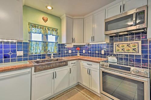 Cozy Blue Adobe with Steam Room 2 Mi from Taos! in El Prado, USA