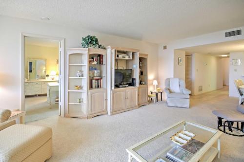 Beachfront Sarasota Resort Condo with Siesta Key View - image 4