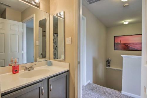 Bethany Beach Townhome with Amenities - Mins to Ocean - image 5