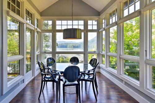 Luxury Lake Santeetlah Home with Deck, Walk to Marina