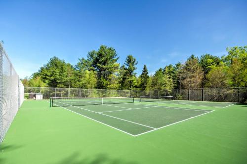 Breathtaking Newbury Cottage with Deck on Chalk Pond - image 10