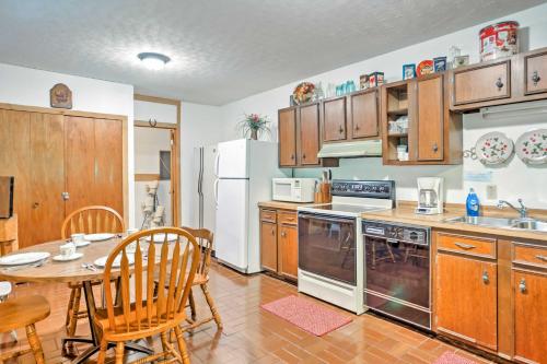 Rustic Taswell Cabin Grill and Walk to Patoka Lake! in Corydon