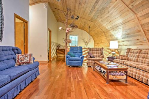 Rustic Taswell Cabin Grill and Walk to Patoka Lake! in Corydon