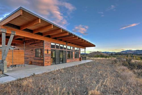 Modern Winthrop House and Studio Near Chewuch River!