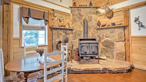 Rustic Taswell Cabin Grill and Walk to Patoka Lake! in Taswell, USA