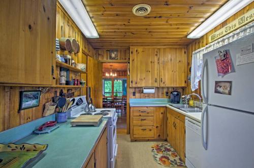 Summit Splendor Smoky Mountain Cabin with Fire Pit in Balsam, USA