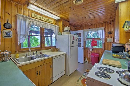 Summit Splendor Smoky Mountain Cabin with Fire Pit in Balsam, USA