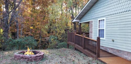 Woodland Haven: Hot Tub, Game Room, Near Downtown home - image 5